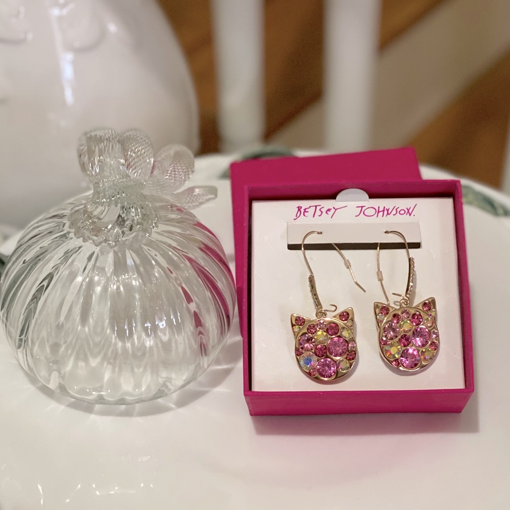 NWT Betsey Johnson Pink Cat Face Shaped Gold Drop Earrings